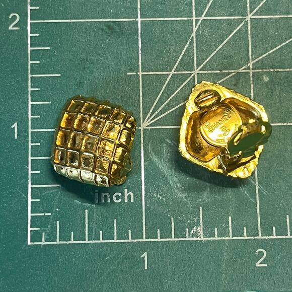 Chanel Quilted "Matelassé" 24k Gold Plated Clip-On Earrings Original Box - Picture 5 of 12